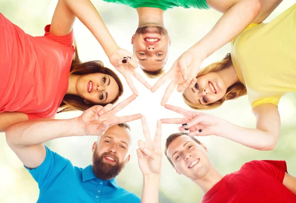 Groep gelukkige jonge vrienden — Stockfoto