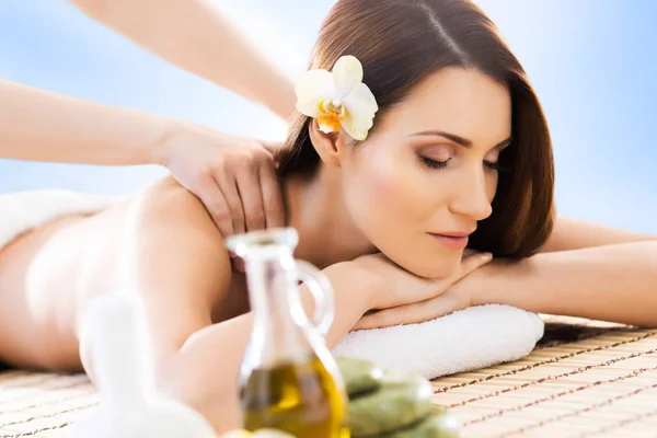 Giovane e naturale donna su massaggio spa — Foto Stock