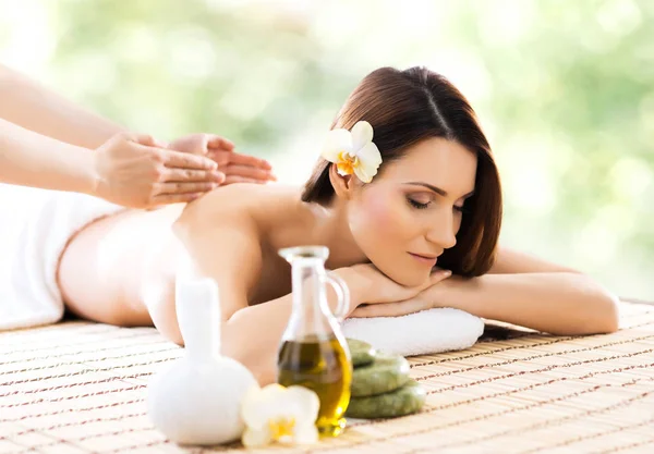 Giovane e naturale donna su massaggio spa — Foto Stock