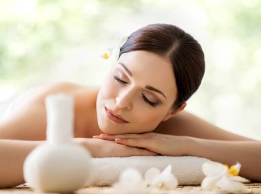 spa masaj genç ve doğal bir kadın 