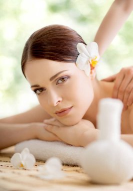 spa masaj genç ve doğal bir kadın 