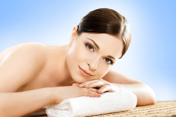 Beautiful woman relaxing in spa salon — Stock Photo, Image