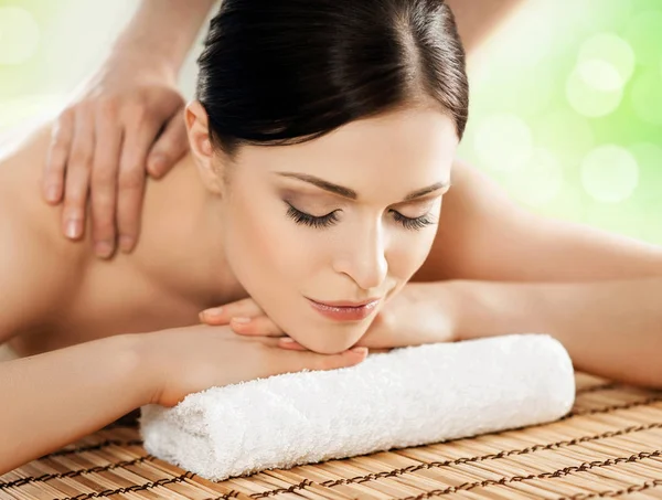 Jonge en natuurlijke vrouw op spa massage — Stockfoto