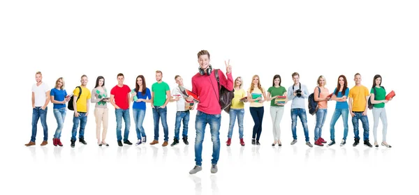 Velká skupina teenage studentů — Stock fotografie