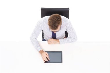 Beyaz masada oturan genç işadamı