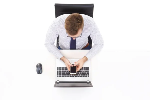 Jovem empresário sentado à mesa branca — Fotografia de Stock