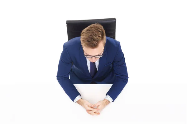 Jeune homme d'affaires assis à la table blanche — Photo