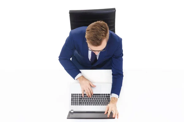 Junger Geschäftsmann sitzt am weißen Tisch — Stockfoto