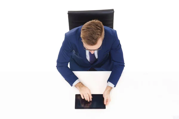 Jovem empresário sentado à mesa branca — Fotografia de Stock