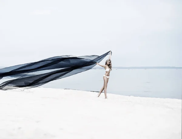 Piękna młoda kobieta na plaży — Zdjęcie stockowe