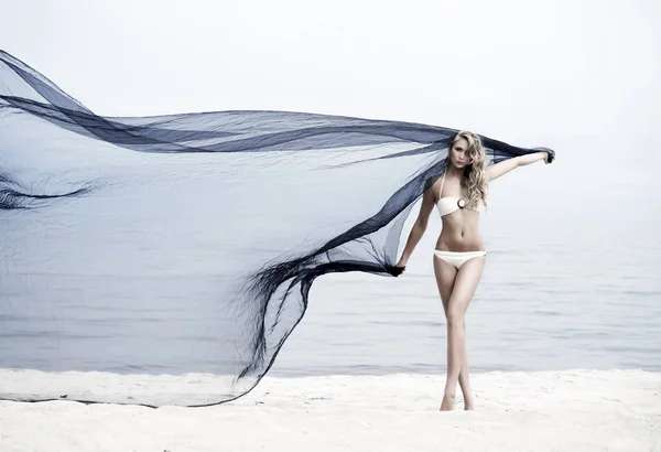 Frumoasă femeie tânără la plajă — Fotografie, imagine de stoc