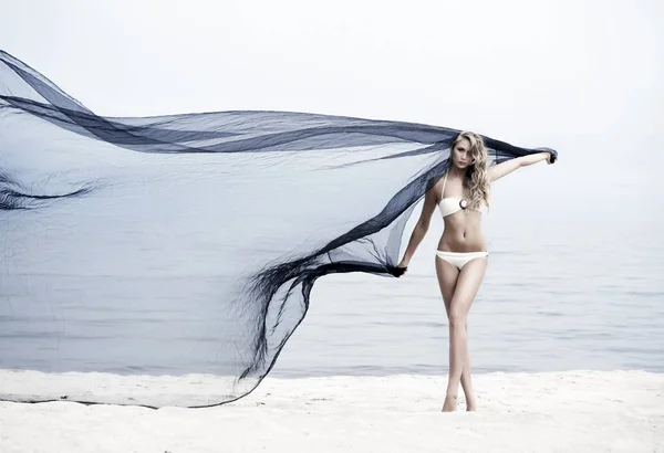 Mulher bonita na praia — Fotografia de Stock