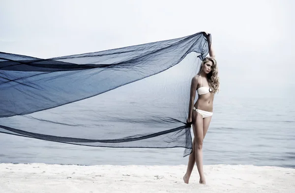 Mooie jonge vrouw op strand — Stockfoto