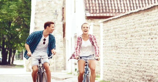 Junges glückliches Paar — Stockfoto