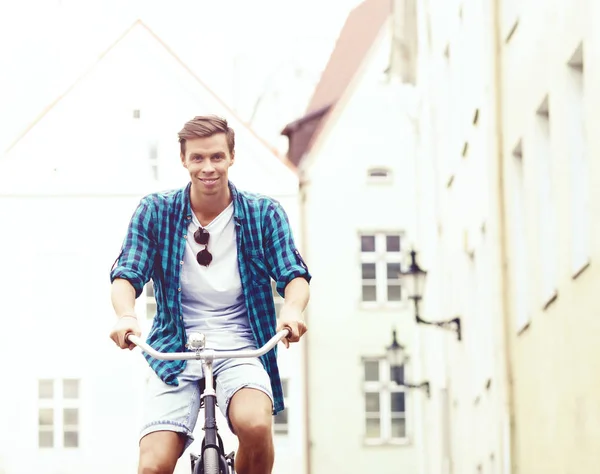 Bisiklete binen genç adam — Stok fotoğraf