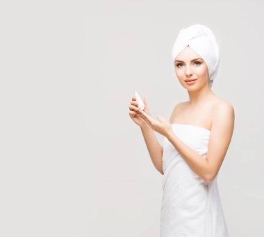 Havluya sarılı genç kadın