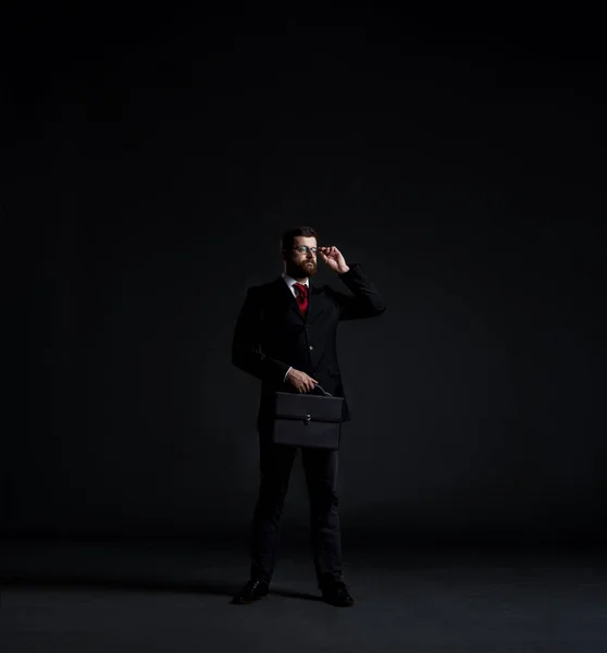 Бізнесмен в чорному костюмі — стокове фото