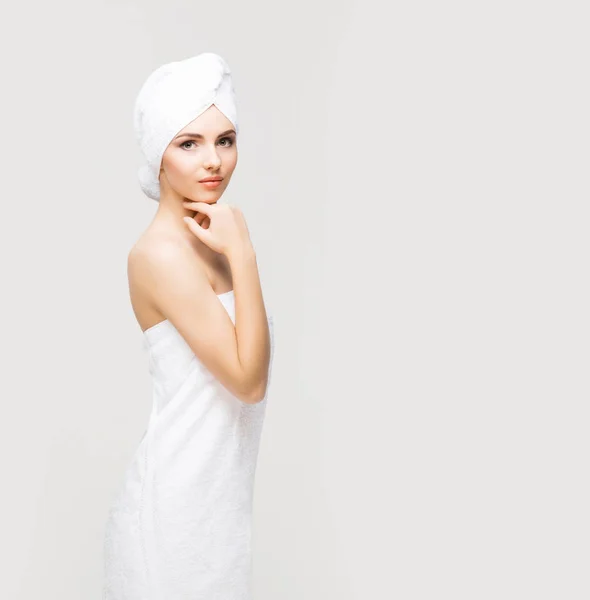 Молодая женщина, завернутая в полотенце — стоковое фото
