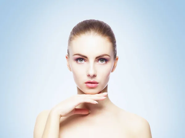 Retrato de mujer joven y hermosa — Foto de Stock