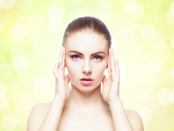 Retrato de mujer joven y hermosa — Foto de Stock