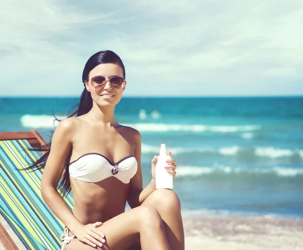 Piękna kobieta relaks na plaży latem — Zdjęcie stockowe