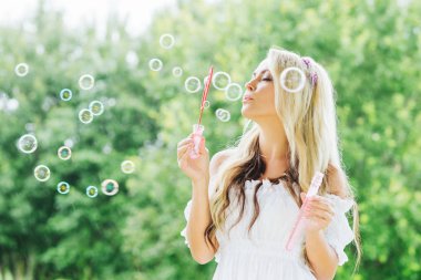 sabun köpüğü yapma güzel kadın