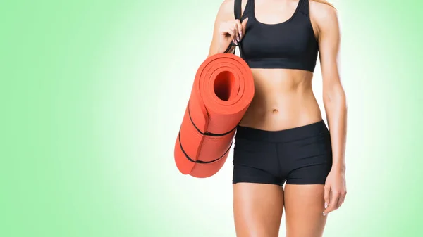 Mujer joven en forma de ropa deportiva negro — Foto de Stock