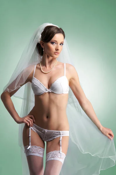 Красива наречена в білій білизні — стокове фото
