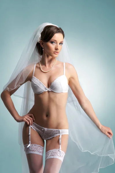 Красивая невеста в белом белье — стоковое фото