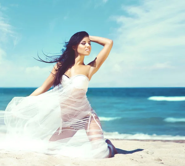 Mulher bonita na praia — Fotografia de Stock