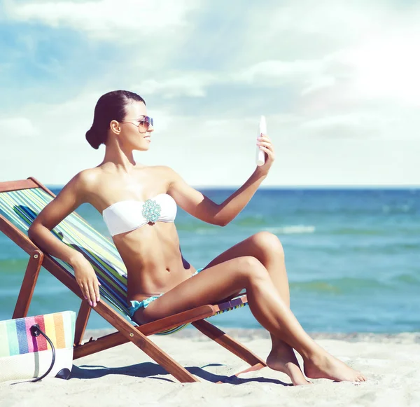 Piękna kobieta relaks na plaży latem — Zdjęcie stockowe