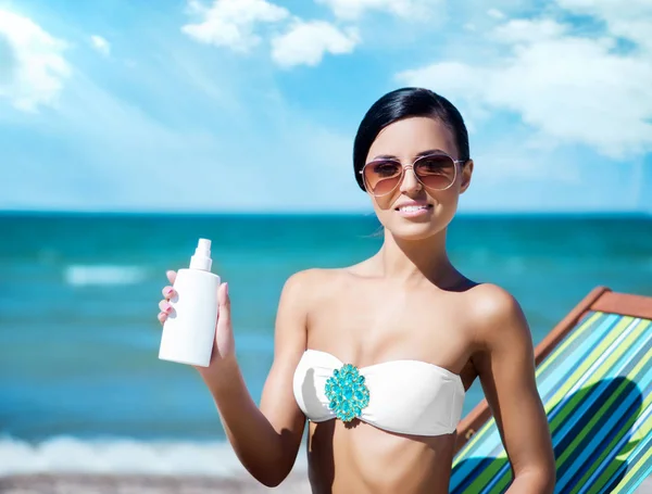 Krásná žena uvolňující na letní beach — Stock fotografie