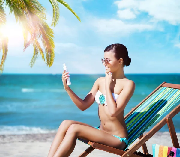 Bella donna rilassante sulla spiaggia estiva — Foto Stock