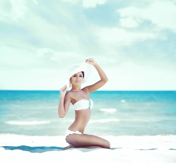 Schöne Frau entspannt sich am Sommerstrand — Stockfoto