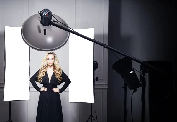 Jovem mulher em vestido preto longo — Fotografia de Stock