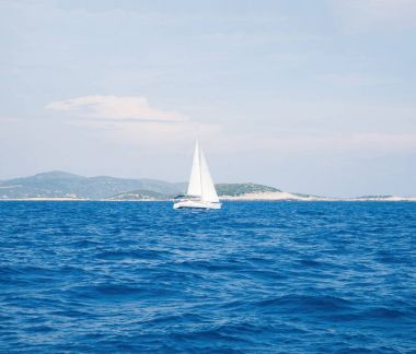 Adriatic tek yat. Yelkenli, yelken, seyahat, kavram