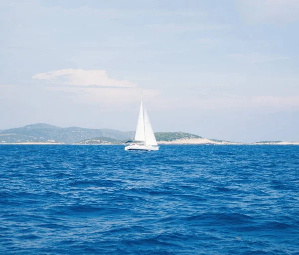 Enkele yacht in Adriatische Zee. Regatta, zeilen, reizen, concept — Stockfoto