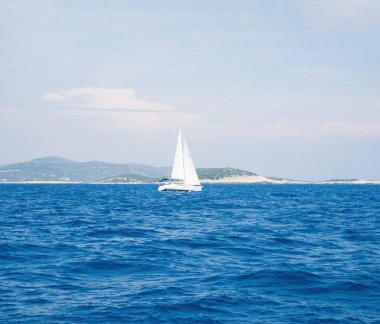 Adriatic tek yat. Yelkenli, yelken, seyahat, kavram.