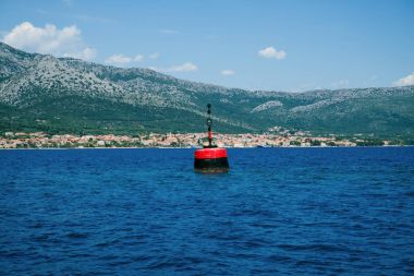 İzole tehlike işareti, Mljet kanal. Yatçılık yelken, çıkartayım,
