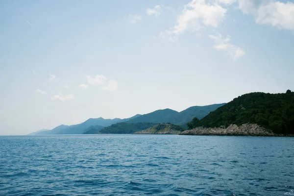 水の表面と青い空 — ストック写真
