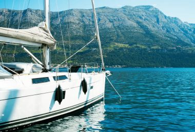 Dock ve deniz manzara görünümünü. Seyahat, Yatçılık, yelken 