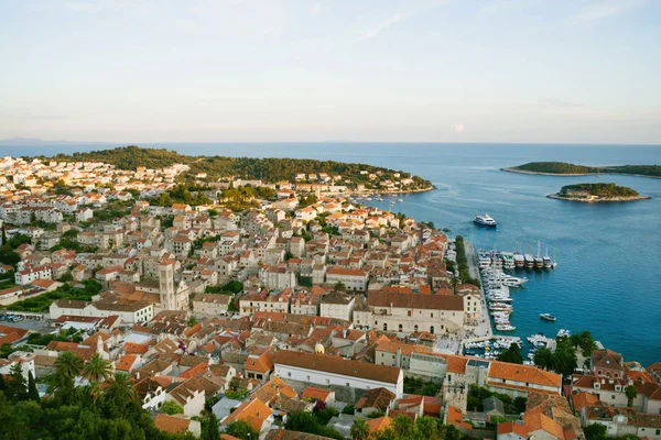 Vue pittoresque sur la ville balnéaire — Photo