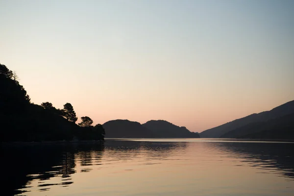 Sea and hills at sunset — Stock Photo, Image