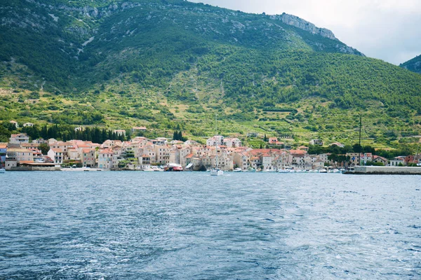 Bella vista della riva del mare da yacht. Viaggio, vela, concetto di vacanza . — Foto Stock