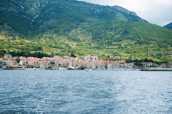 Hermosa vista de la costa desde el yate. Viajar, yate, concepto de vacaciones . —  Fotos de Stock