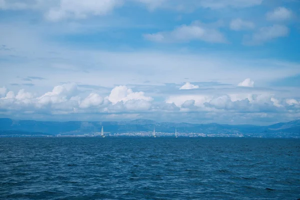 Surface de l'eau et ciel bleu — Photo