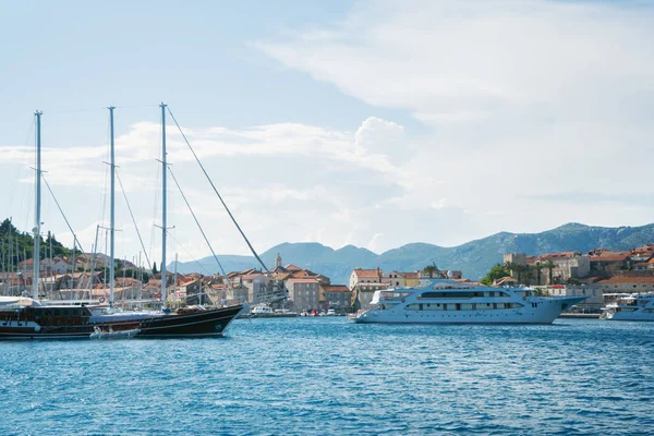 Yachts blancs de luxe au quai — Photo