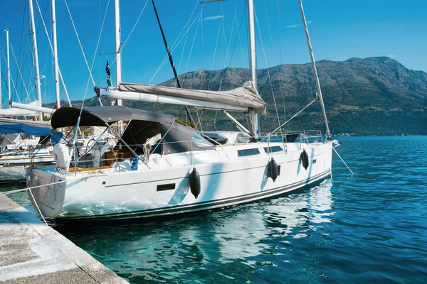 Dock, beyaz Lüks Yatlar — Stok fotoğraf