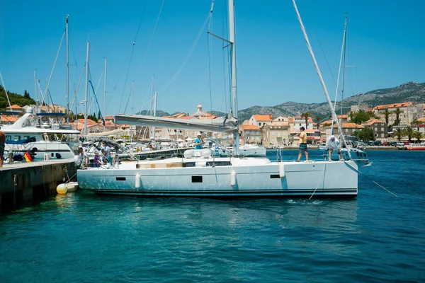 Yachts blancs de luxe au quai — Photo