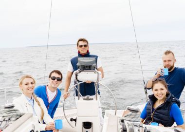 Mutlu arkadaş bir yatta parti grubu